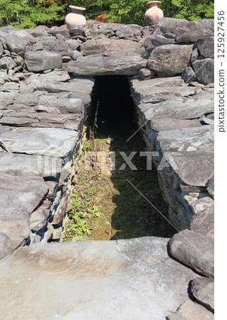 A burial facility on the mound of the Nodain Tomb, built on the middle slope of Mount Taima, among the Arioka Tomb Group in Zentsuji City. 125927456