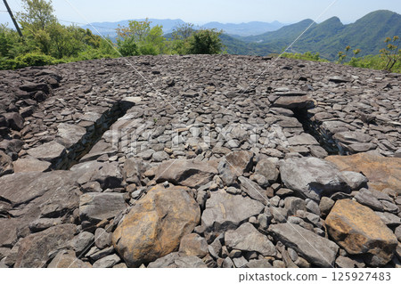 The burial facility on the mound of the Nodain Tomb, built on the middle slope of Mount Taima, among the Arioka Tomb Group in Zentsuji City, and the Five Mountains of Zentsuji 125927483
