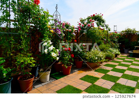 Flower life on an apartment balcony: A life surrounded by flowers, a healing space Flower life on an apartment balcony: A life surrounded by flowers, a healing space 125927674