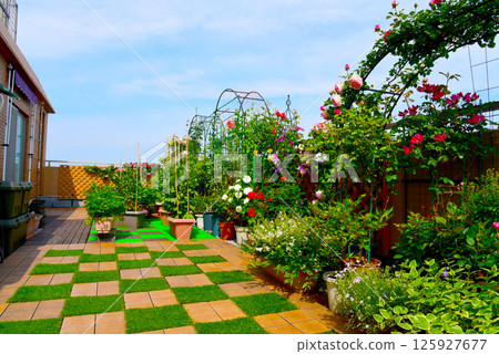 Make effective use of your apartment balcony by growing lots of flowers, vegetables, and plants in a relaxing space Make effective use of your apartment balcony by growing lots of flowers, vegetables, and plants in a relaxing space 125927677