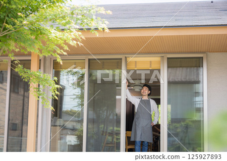 一個留著鬍子的男人正看著窗外。生活方式、第二人生、半退休的形象 125927893