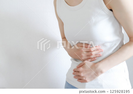 一個女人抱著她的肚子腹痛圖像 125928195