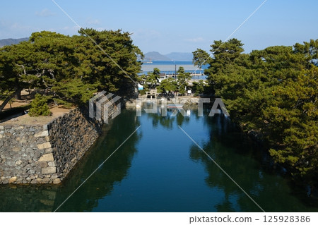 高松城的景色，保留現存的天守閣和鬱鬱蔥蔥的綠地 125928386