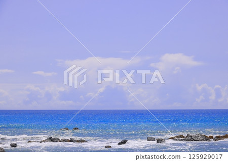 千葉縣南房總市和田浦海灘的碧海藍天 千葉縣南房總市和田浦海灘的碧海藍天 125929017