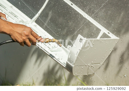 air conditioning cleaning service with water spray 125929092