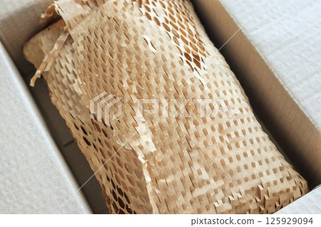 Eco friendly brown paper honeycomb wrap for product packaging parcel carton box Eco friendly brown paper honeycomb wrap for product packaging parcel carton box 125929094