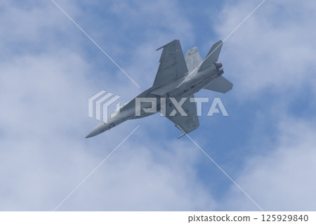 美國海軍 F/A-18F 超級大黃蜂戰機在岩國空軍基地航展上進行飛行表演 125929840