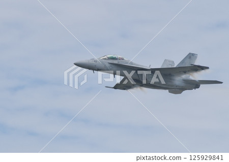 美國海軍 F/A-18F 超級大黃蜂戰機在岩國空軍基地航展上進行飛行表演 125929841