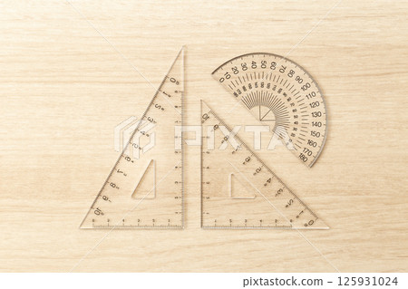 桌上的三角板和量角器 桌上的三角板和量角器 125931024
