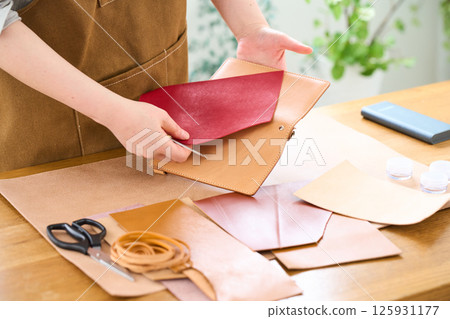 一位女士製作手工皮革製品 - 皮革工藝 125931177