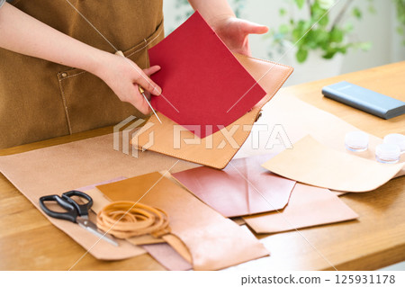 一位女士製作手工皮革製品 - 皮革工藝 125931178