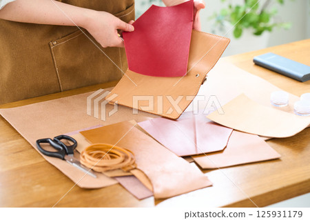 一位女士製作手工皮革製品 - 皮革工藝 125931179