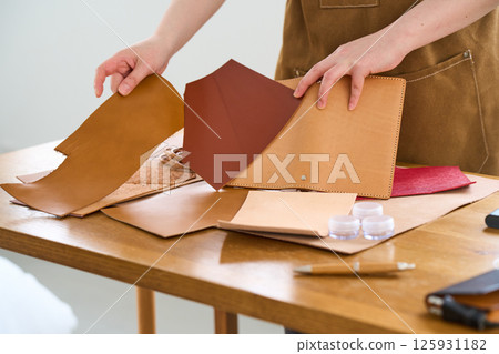 一位女士製作手工皮革製品 - 皮革工藝 125931182