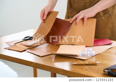 一位女士製作手工皮革製品 - 皮革工藝 125931183