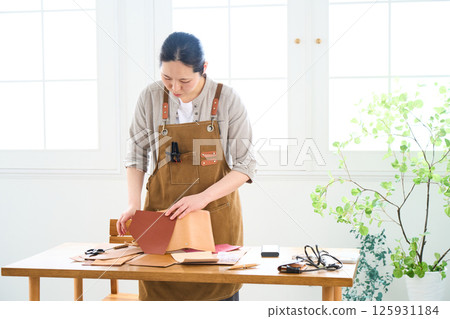 一位女士製作手工皮革製品 - 皮革工藝 125931184