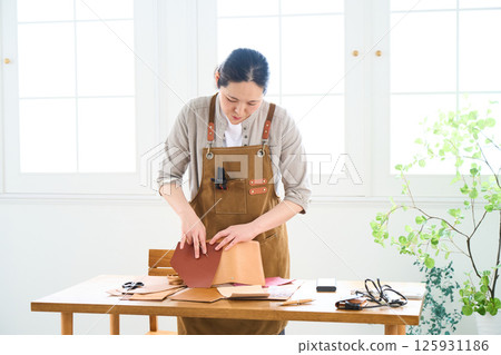 一位女士製作手工皮革製品 - 皮革工藝 一位女士製作手工皮革製品 - 皮革工藝 125931186