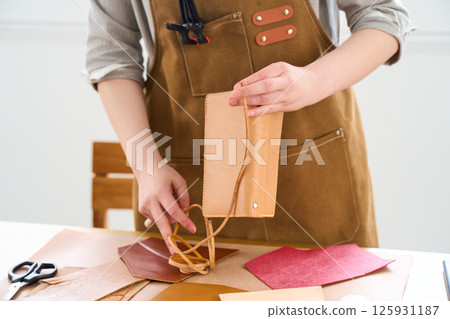一位女士製作手工皮革製品 - 皮革工藝 125931187