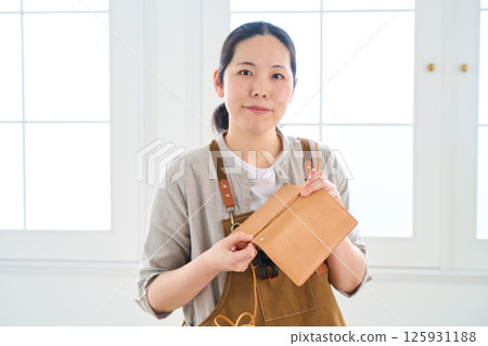 一位女士製作手工皮革製品 - 皮革工藝 125931188