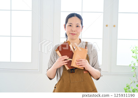 一位女士製作手工皮革製品 - 皮革工藝 一位女士製作手工皮革製品 - 皮革工藝 125931190