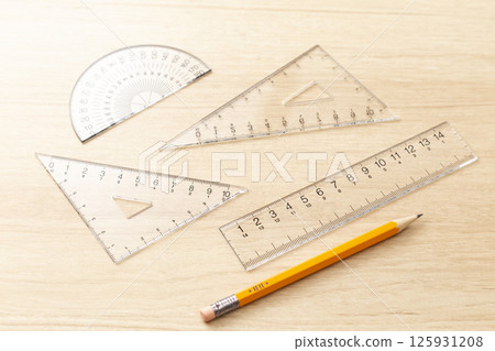 桌子上的尺子 桌子上的尺子 125931208