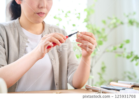 製作手工飾品的女人 125931708