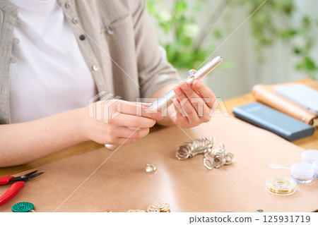 製作手工飾品的女人 125931719