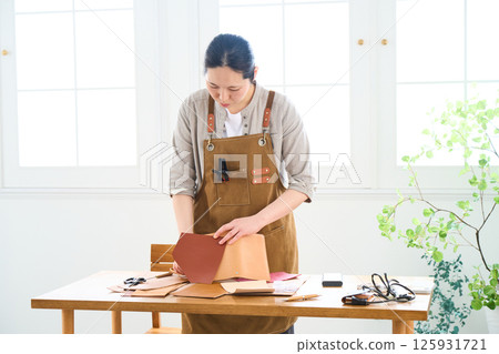 A woman making handmade leather products - Leather craft 125931721
