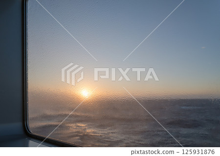 【東京九州渡輪開往真由新門司港：暴風雨中的太平洋日出】 125931876