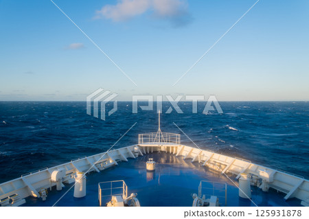 [東京九州渡輪開往真由新門司，在波濤洶湧的太平洋上從船頭望去] 125931878