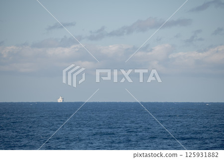 [Tokyo Kyushu Ferry Hamayu bound for Shinmoji Port and Soreiyu bound for Yokosuka Port meet and leave] 125931882