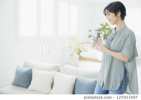 拿著葉子植物的婦女 125931897