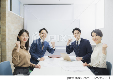 人們在會議室開會 125932001