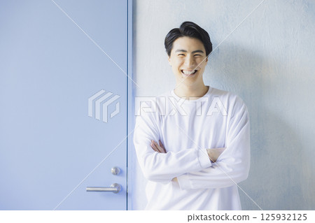 穿著T恤的男人 穿著T恤的男人 125932125