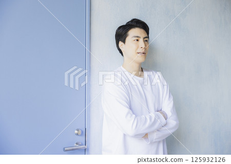 A man wearing a T-shirt 125932126