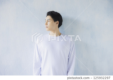A man wearing a T-shirt 125932297