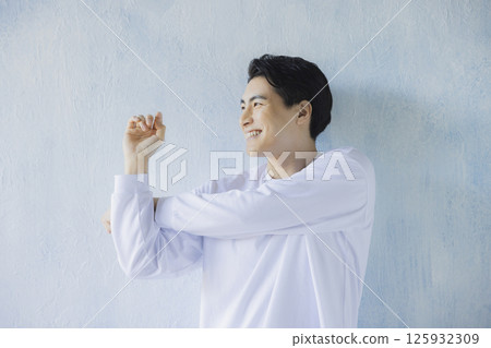 A man wearing a T-shirt 125932309