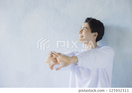 穿著T恤的男人 125932311