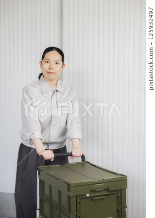 穿著工作服的中年婦女 125932497