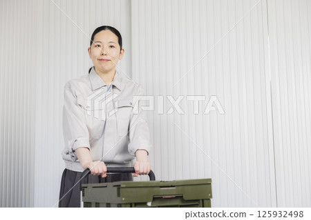 穿著工作服的中年婦女 穿著工作服的中年婦女 125932498