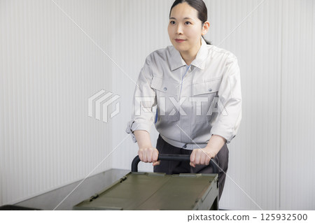 穿著工作服的中年婦女 125932500