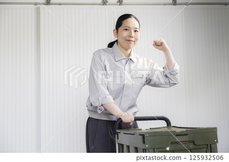 穿著工作服的中年婦女 125932506