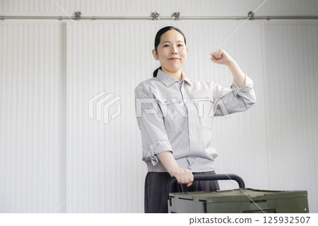 穿著工作服的中年婦女 125932507