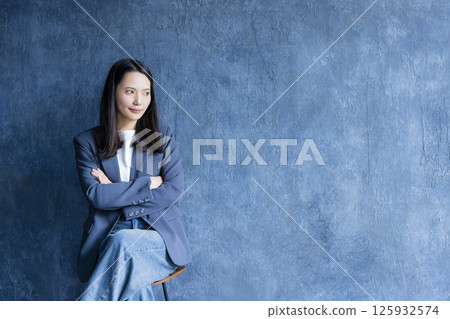 Businesswoman making arms Businesswoman making arms 125932574