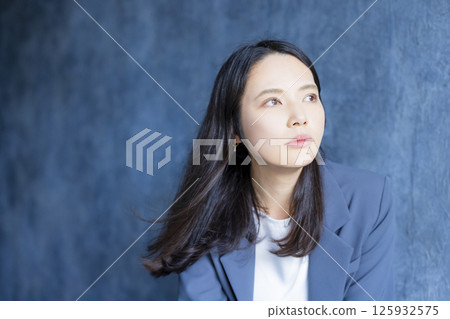 Businesswoman making arms Businesswoman making arms 125932575