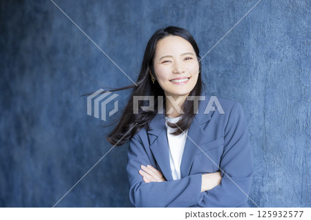 Businesswoman making arms Businesswoman making arms 125932577