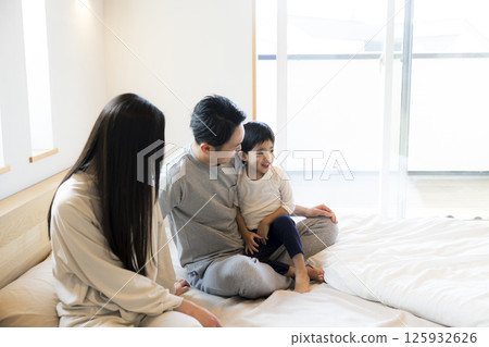 Bedroom family 125932626