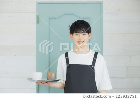 年輕男性咖啡館服務員 125932751