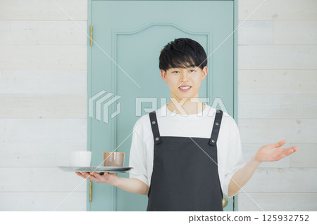 年輕男性咖啡館服務員 125932752