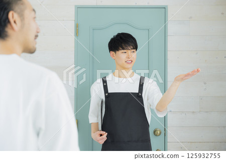 年輕男性咖啡館服務員 年輕男性咖啡館服務員 125932755