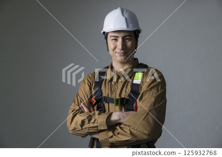 身穿全套安全帶的男性工人 125932768
